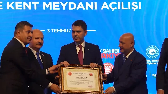 Bakan Kurum’a 6 Şubat depremlerinden sonra yaptığı hizmetlerden dolayı Adıyaman’da fahri hemşerilik beratı verildi