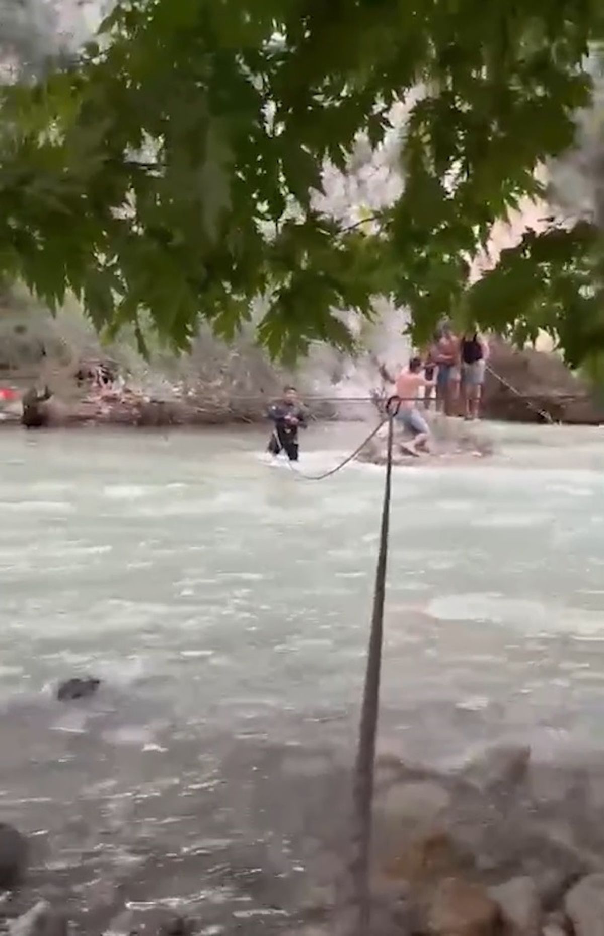 Derede mahsur kalan 7 kişi kurtarıldı