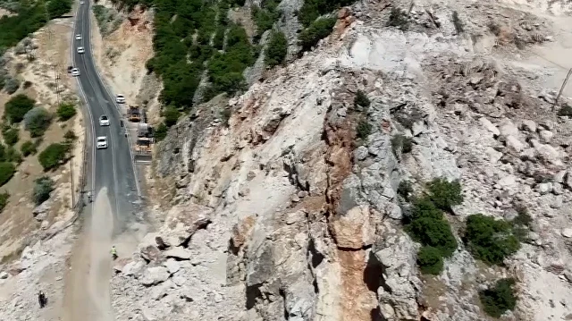 Adıyaman-Çelikhan Karayolunda heyelan meydana geldi