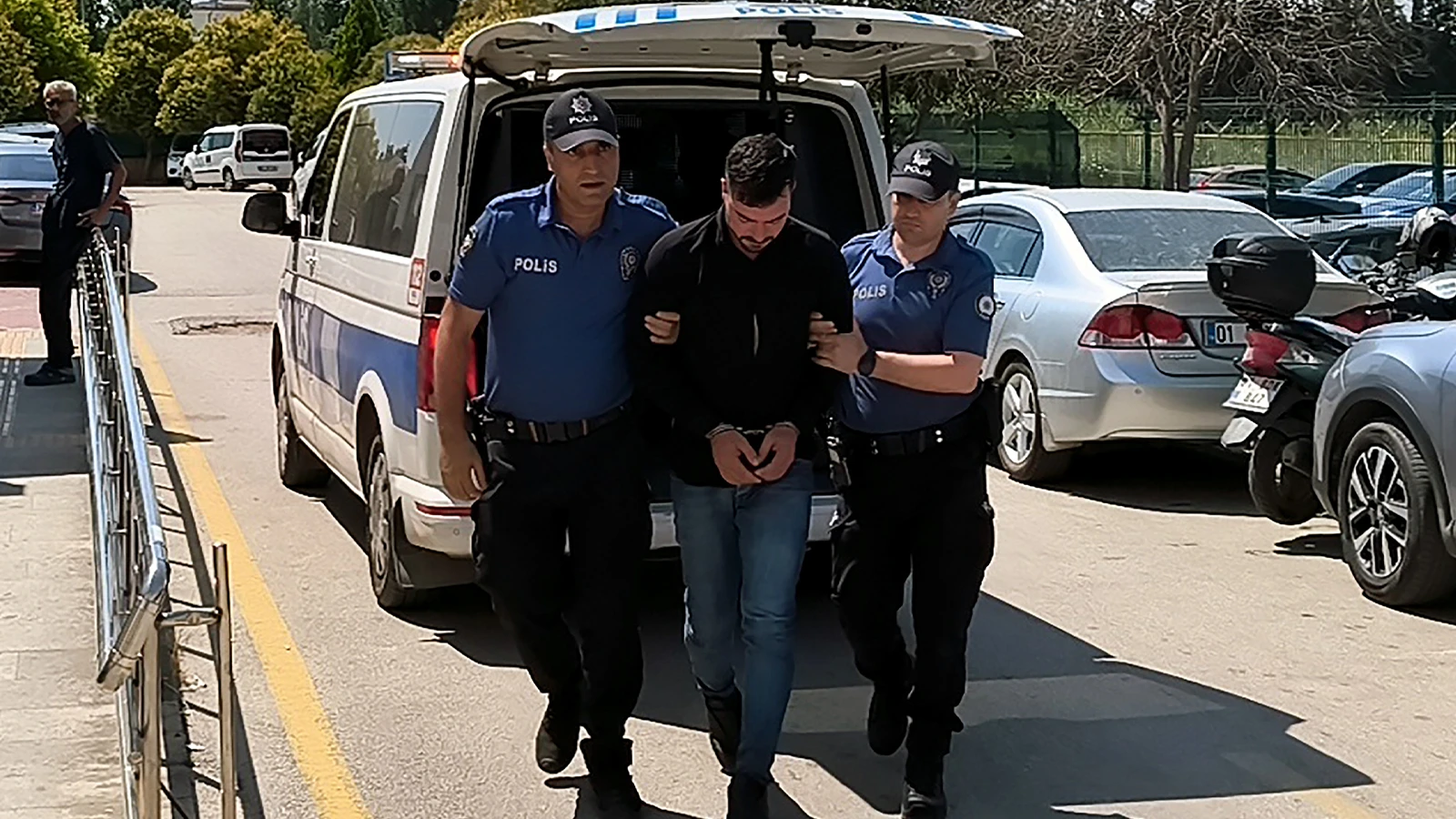 Uzman çavuş, tatil için geldiği kentte tartıştığı 2 kişiyi vurdu
