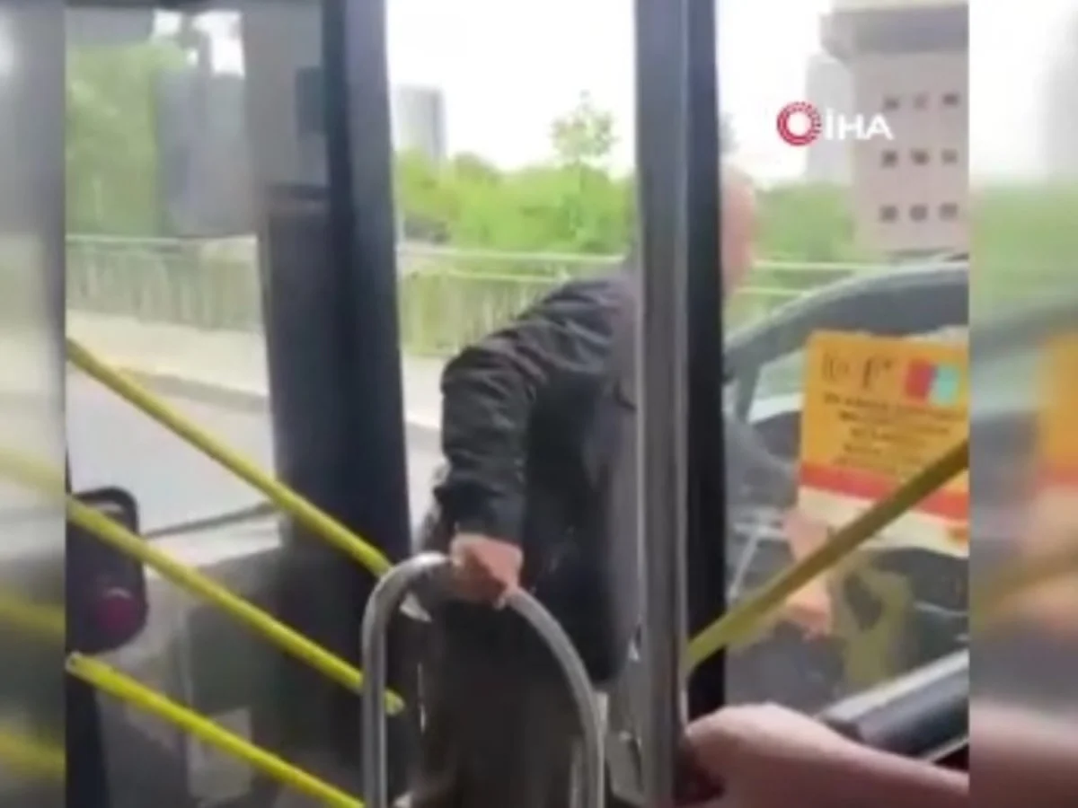 İstanbul'da İETT şoförü ile otomobil sürücüsü arasında yol verme kavgası