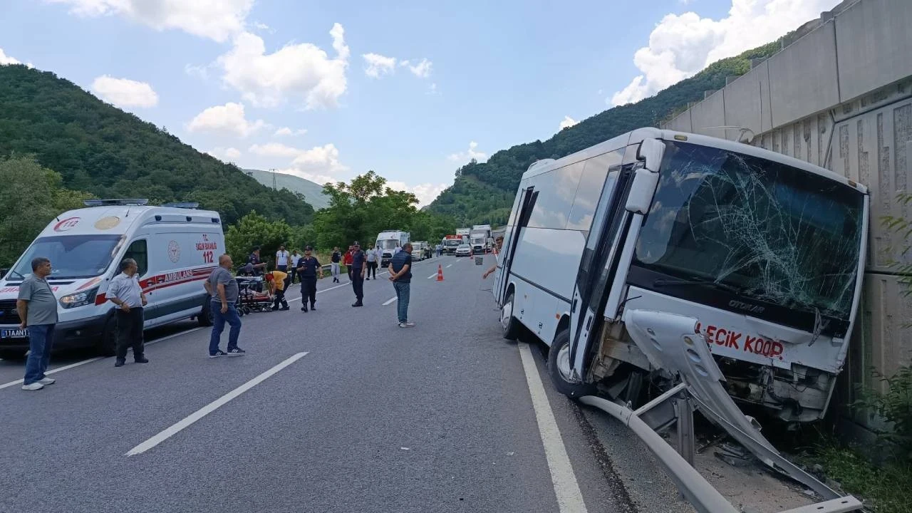 Midibüs ve TIR çarpıştı: 6 yaralı