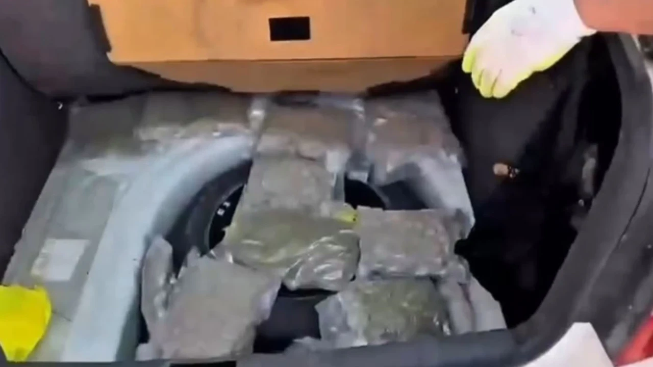 Hakkari'de otomobilde 28,2 kilo uyuşturucu ele geçirildi; kamu görevlisi tutuklandı