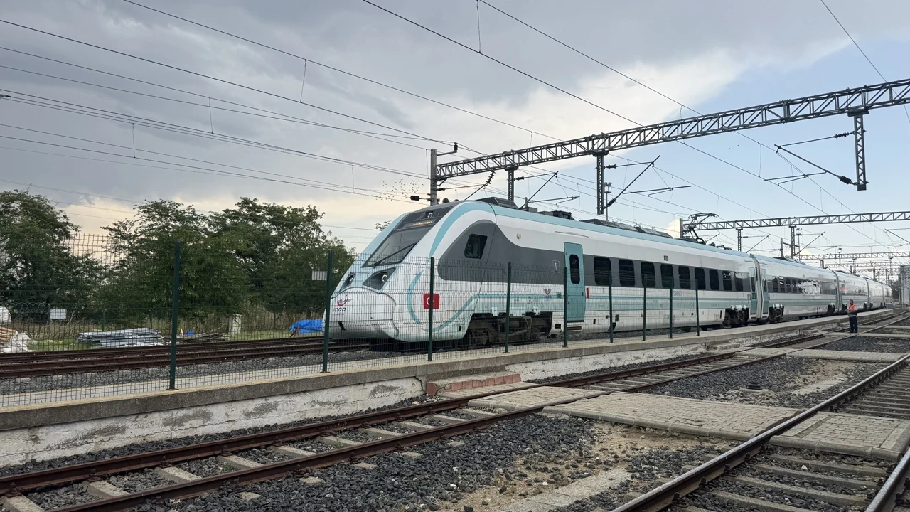 Milli elektrikli tren yeni hatta: Halkalı-Uzunköprü seferleri başladı