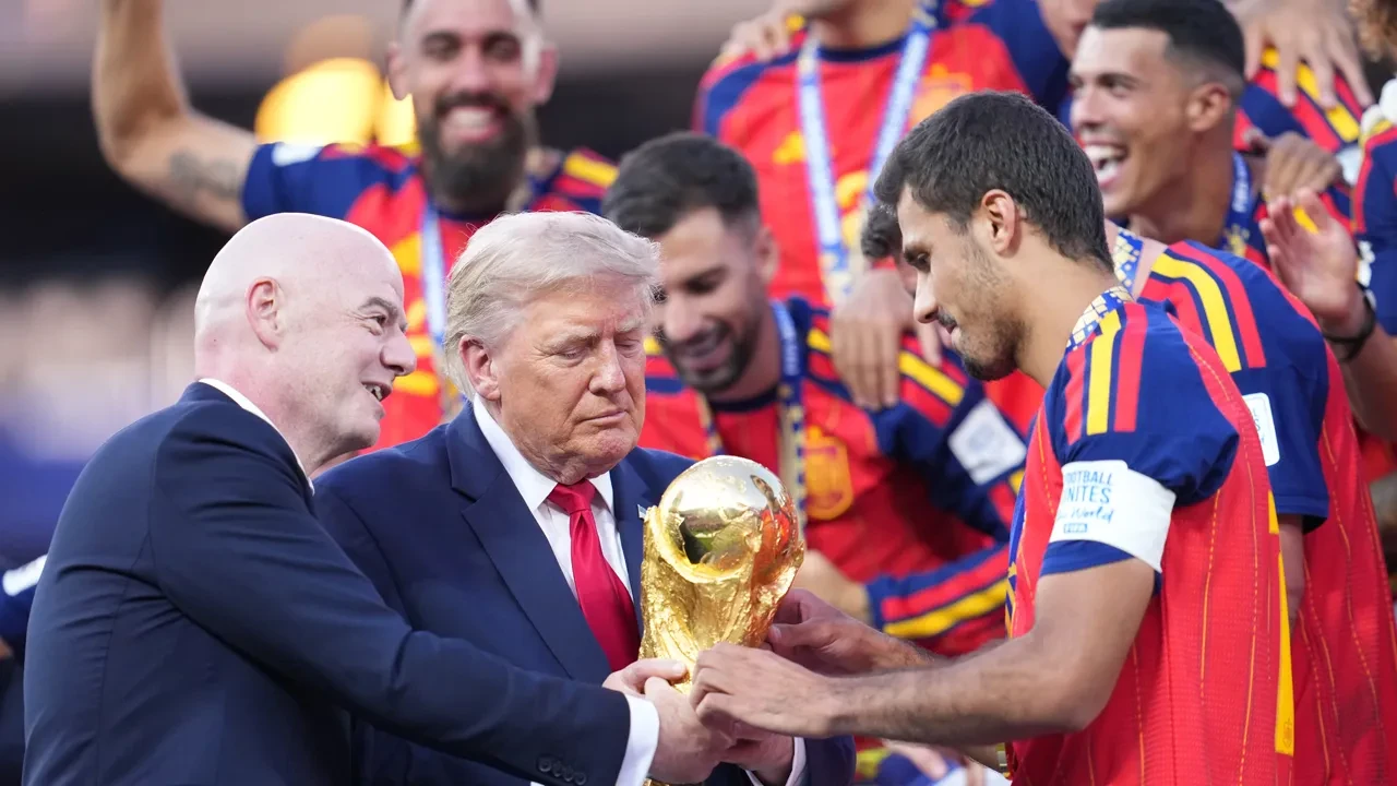 İspanya-Arjantin Dünya Kupası finaline Trump'ın Sanchez'le tokalaşması ve kupa hamlesi damga vurdu