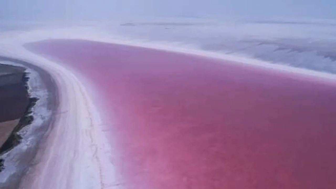 Tuz Gölü pembe renge büründü