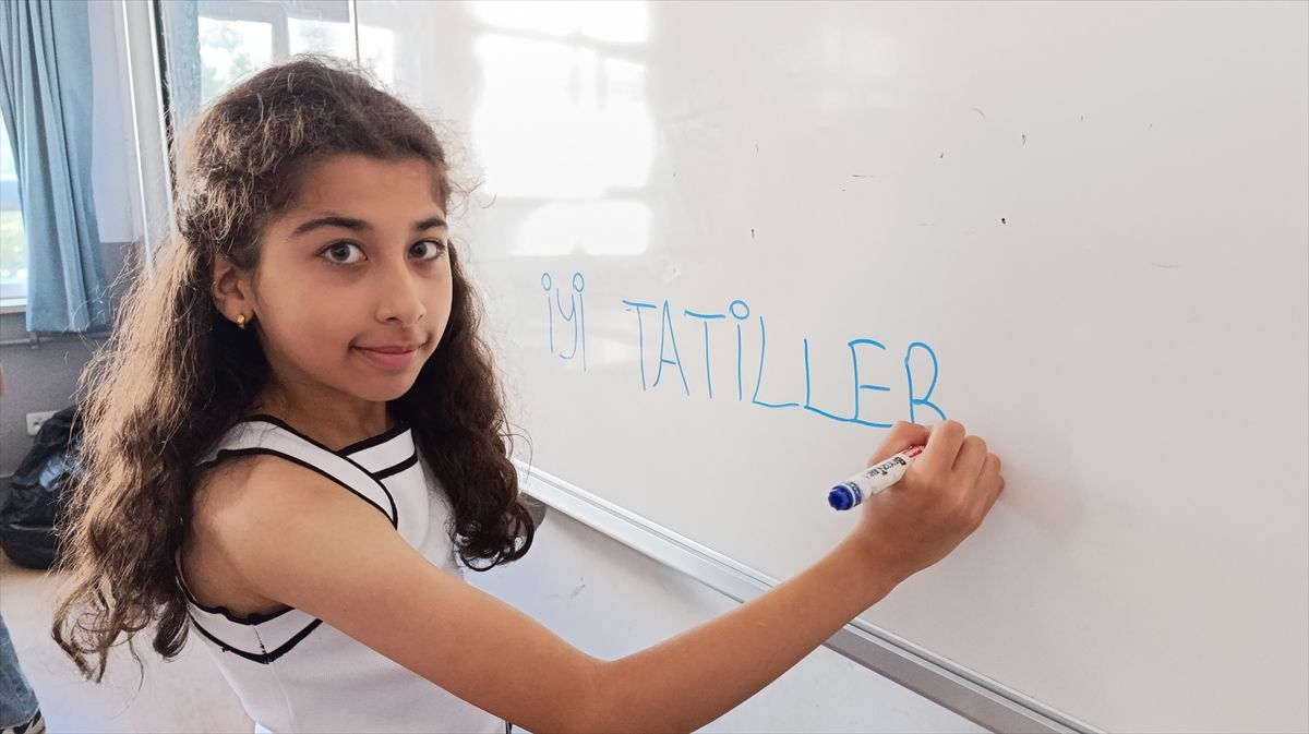 Samsun ve çevre illerde öğrenciler karnelerini aldı
