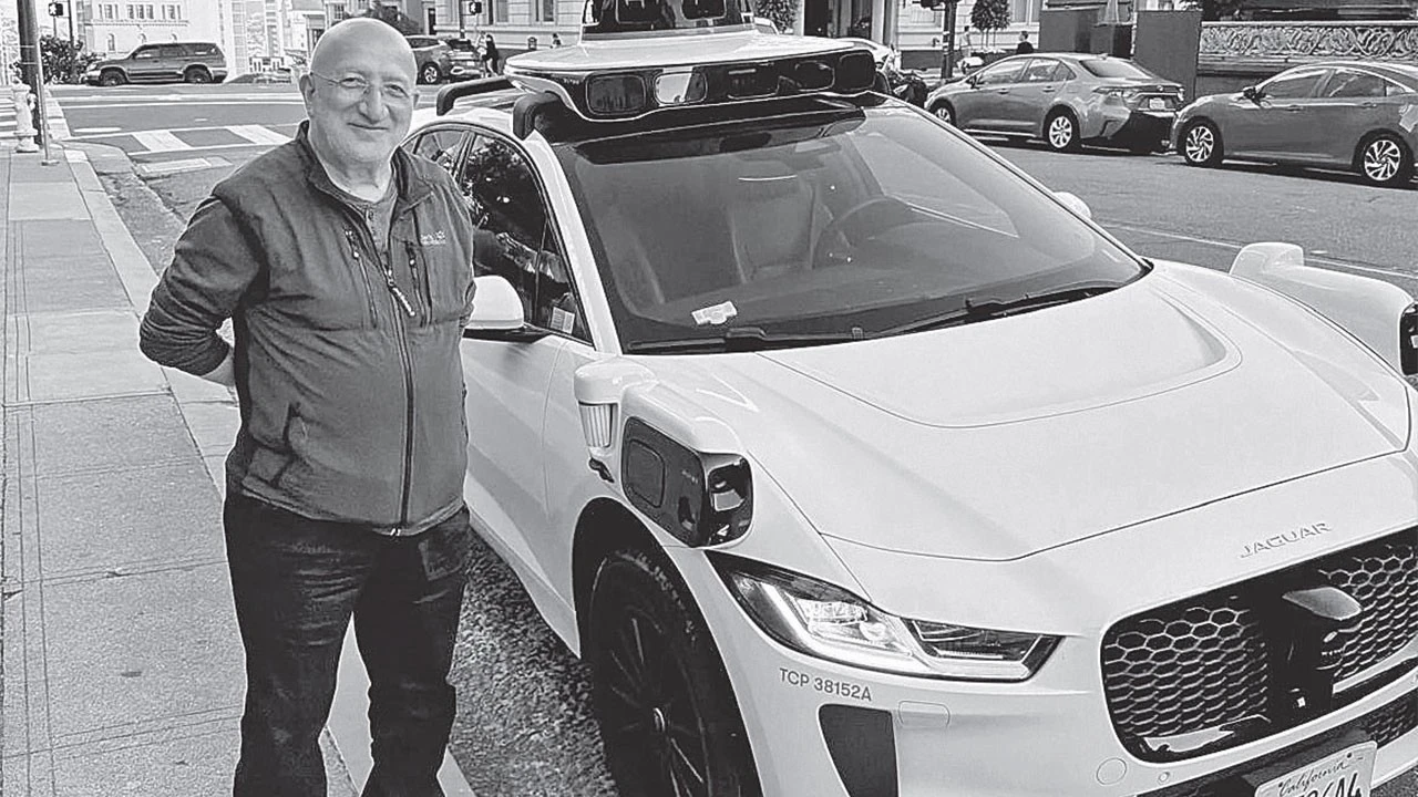 Sürücüsüz taksi Waymo sağa çekti, arka koltukta oturanlara kemer bağlattı
