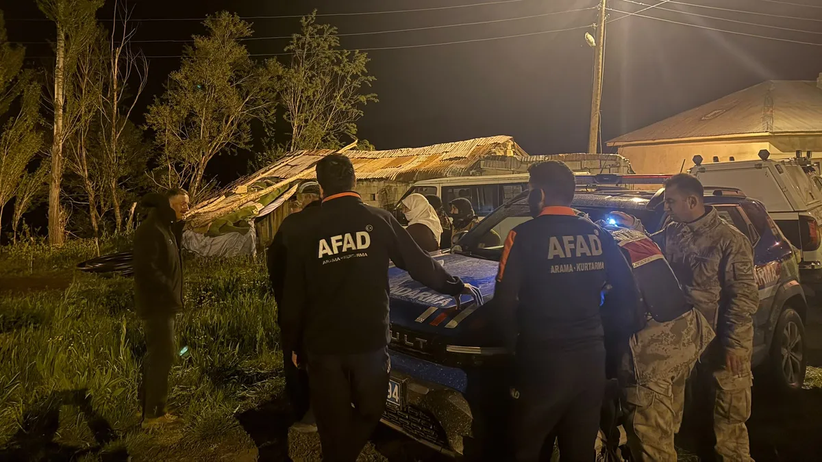 Hakkari'de yaylada mahsur kalan 8 kişi kurtarıldı