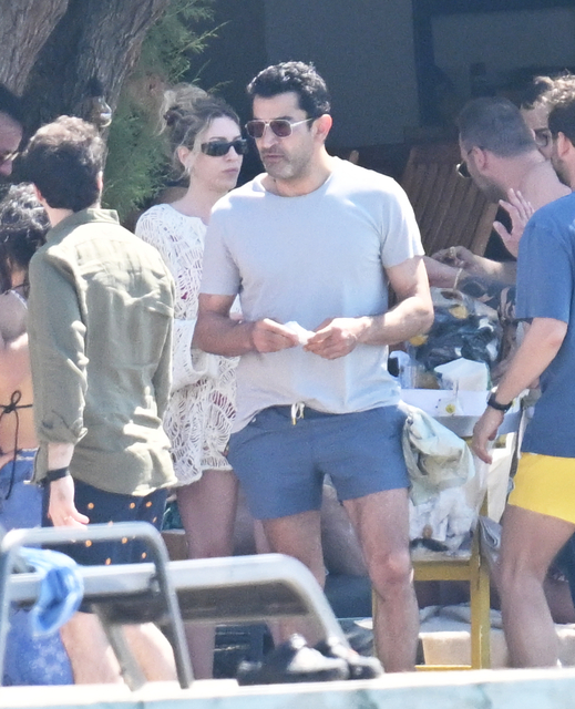 Kenan İmirzalıoğlu ve Sinem Kobal'dan arkadaşlarına midye jesti
