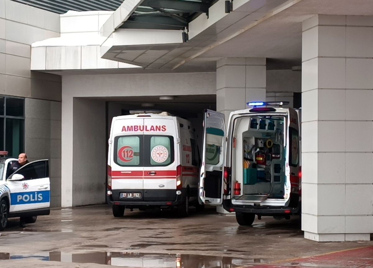 Parkta bıçaklanan lise öğrencisi ağır yaralandı