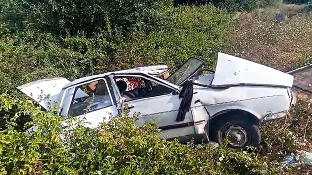 Adana'da zincirleme kaza! Otomobil, narenciye bahçesine devrildi: 2'si çocuk, 4 yaralı