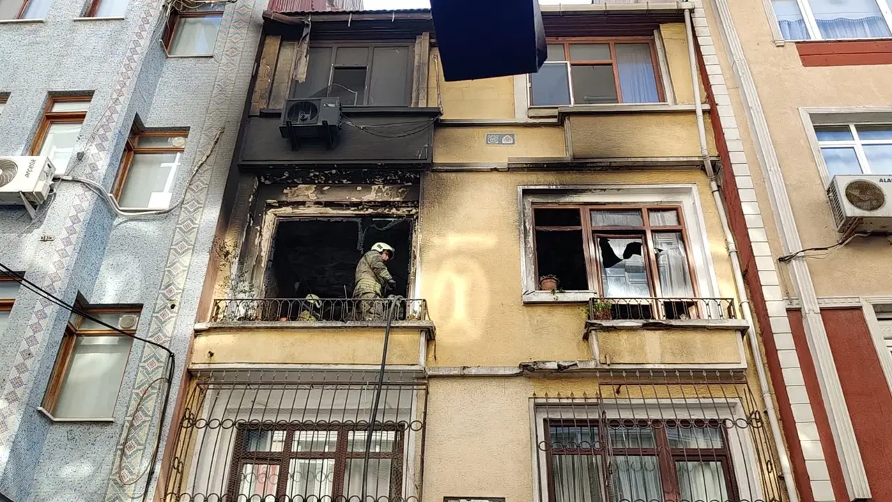 Fatih'te 3 katlı binadaki yangında 4 kişi mahsur kaldı
