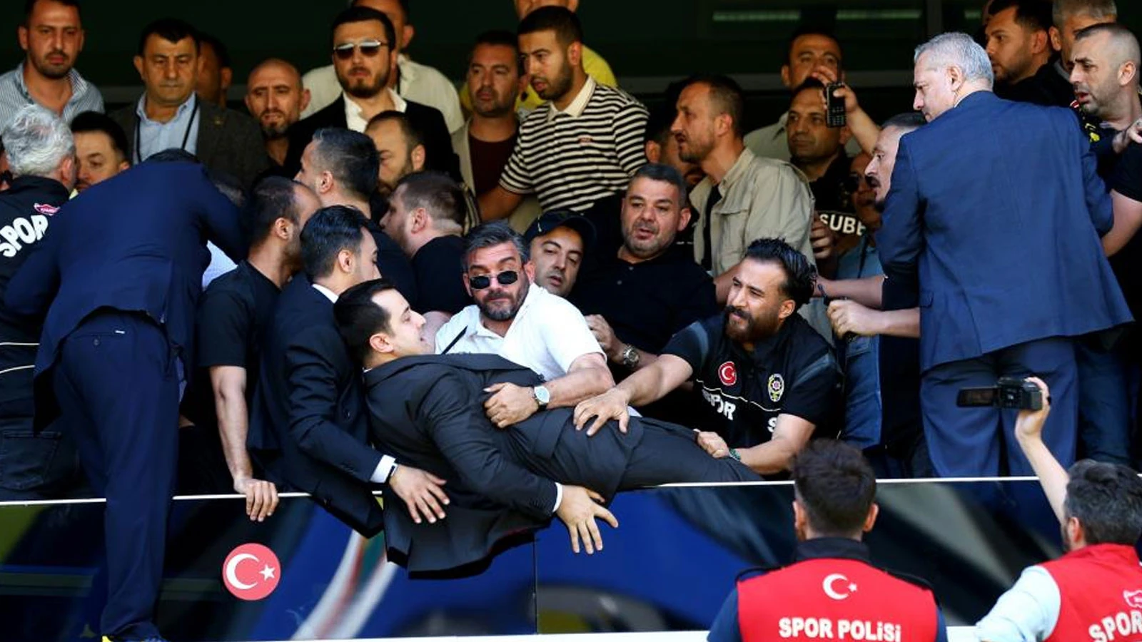 Fenerbahçe olağanüstü seçimli genel kurulunda arbede çıktı