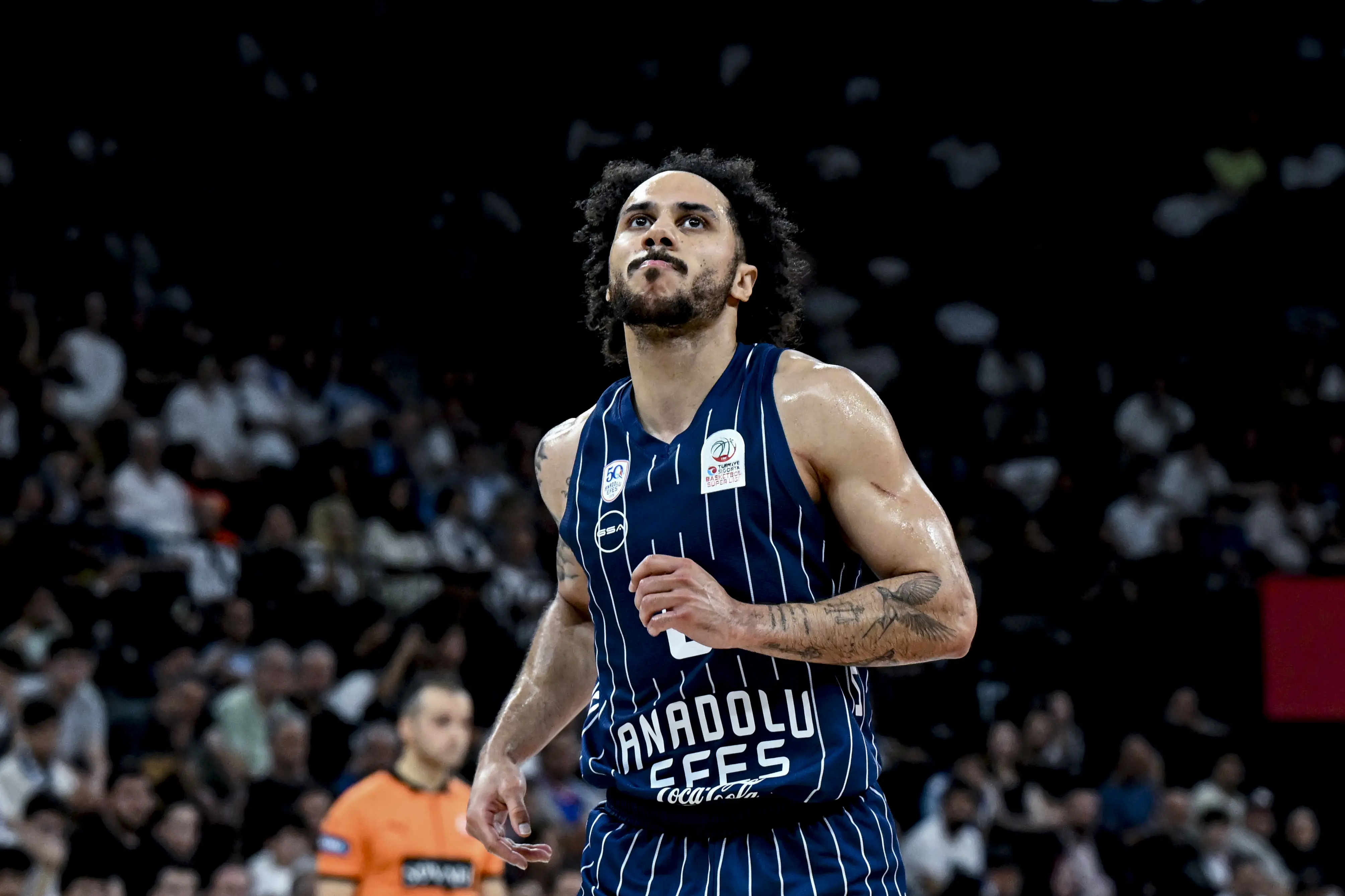 Anadolu Efes, Shane Larkin'e veda etti