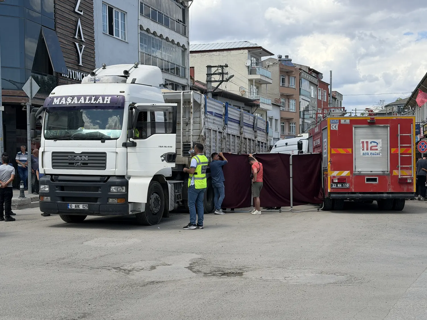 Edirne'de feci kaza! Karşıdan karşıya geçmek isterken tırın altında kaldı