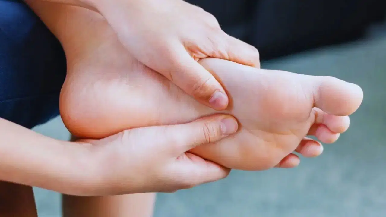 Uzmanlar sinsi nedeni deşifre etti! Sabahları yataktan kalkarken ilk adımda 'cama basma' hissi neden olur?