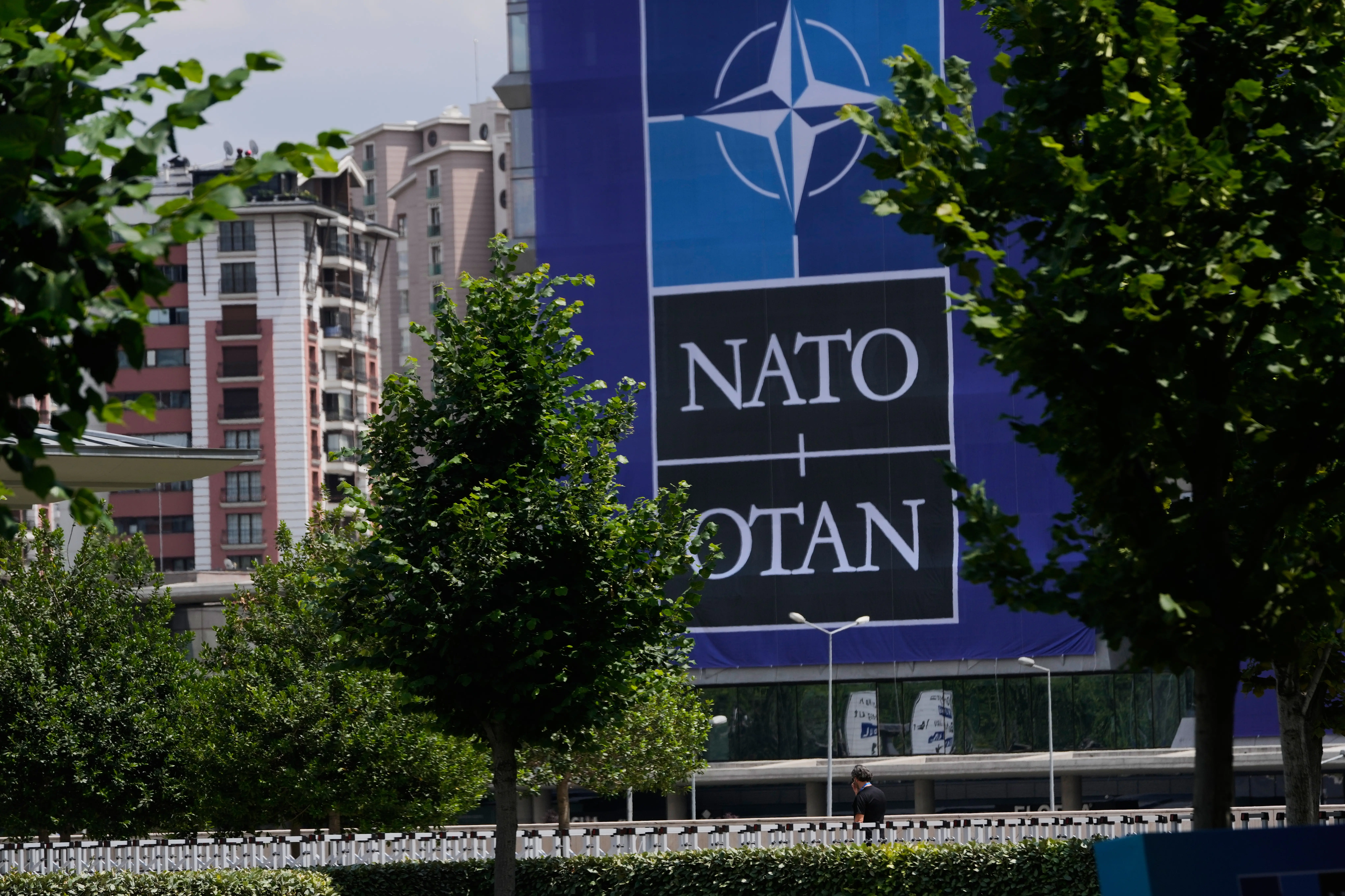 NATO Zirvesi öncesi otellerde güvenlik tedbirleri artırıldı