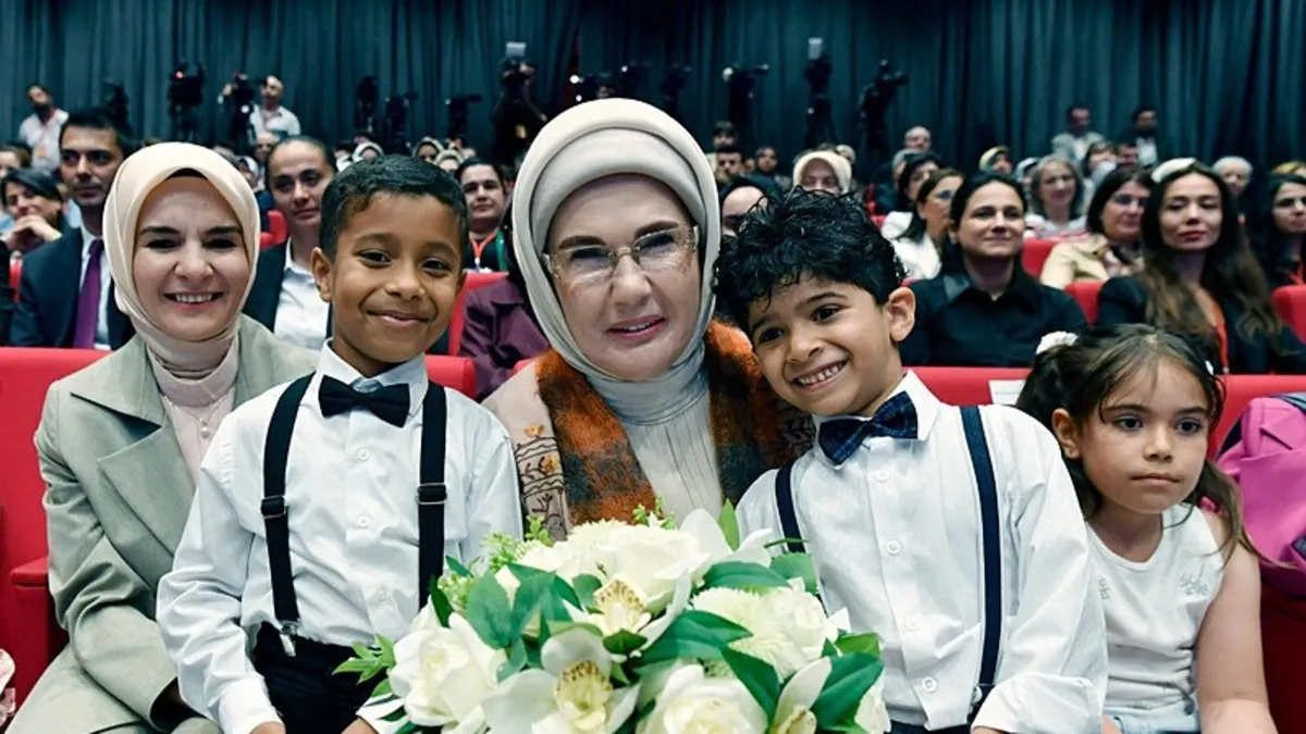 Emine Erdoğan'dan Türkiye'ye koruyucu aile çağrısı: 15 bin 803 çocuk şefkat bekliyor