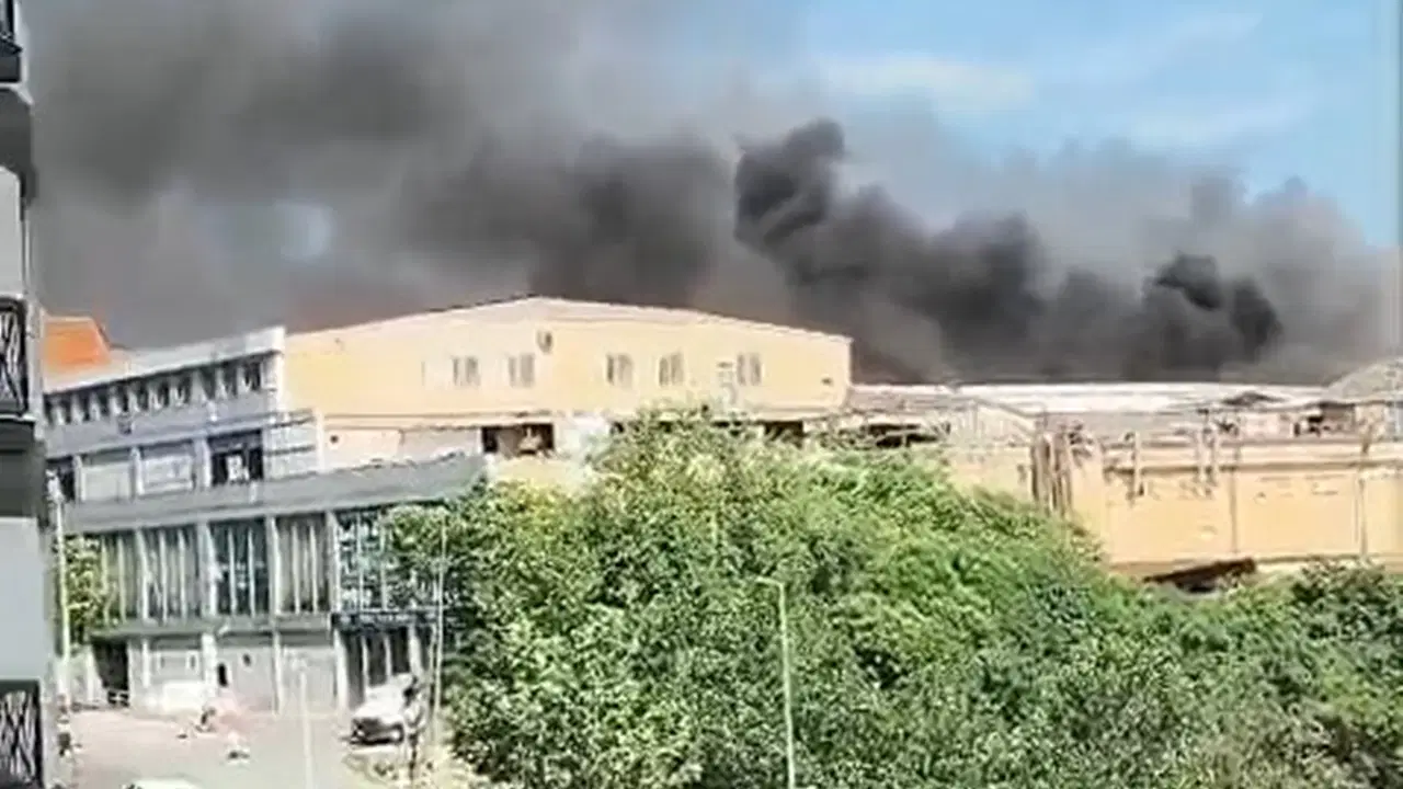 Esenyurt'ta fabrikada yangın: Ekiplerin müdahalesi sürüyor