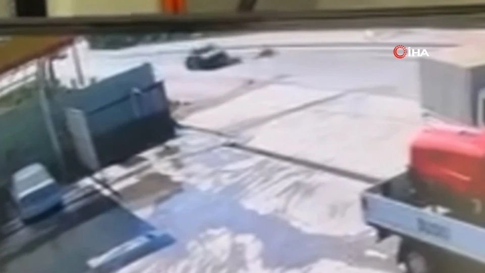 Su Birikintisine Giren Motosiklet Otomobille Çarpıştı