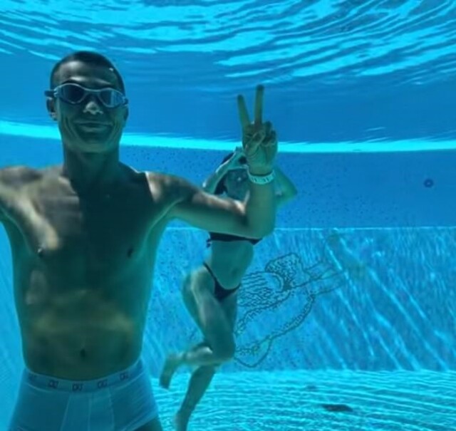 Cristiano Ronaldo ve Georgina Rodriguez'den havuz şov