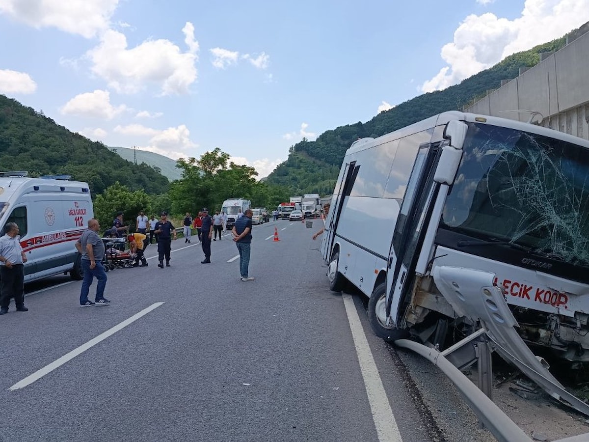 Bilecik'te midibüs tıra arkadan çarptı