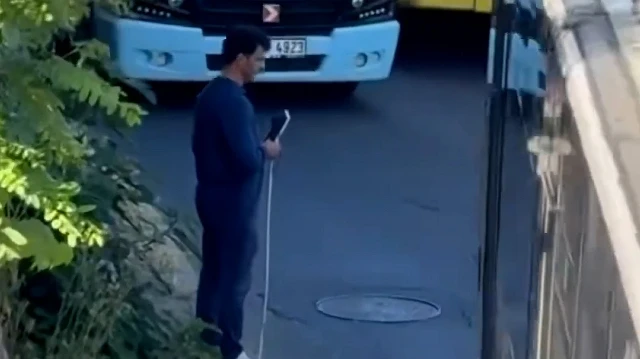 Görme engelli vatandaşa kimse yol vermedi
