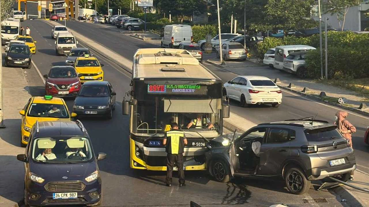 Küçükçekmece'de zincirleme kaza: Motosiklet sürücüsü yaralandı