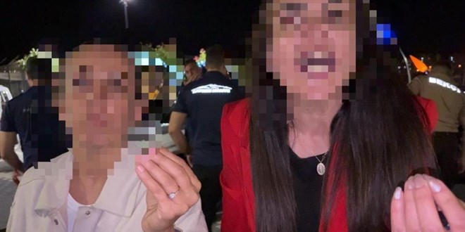 Bebeğini arabada unuttu, hıncını gazetecilerden çıkardı