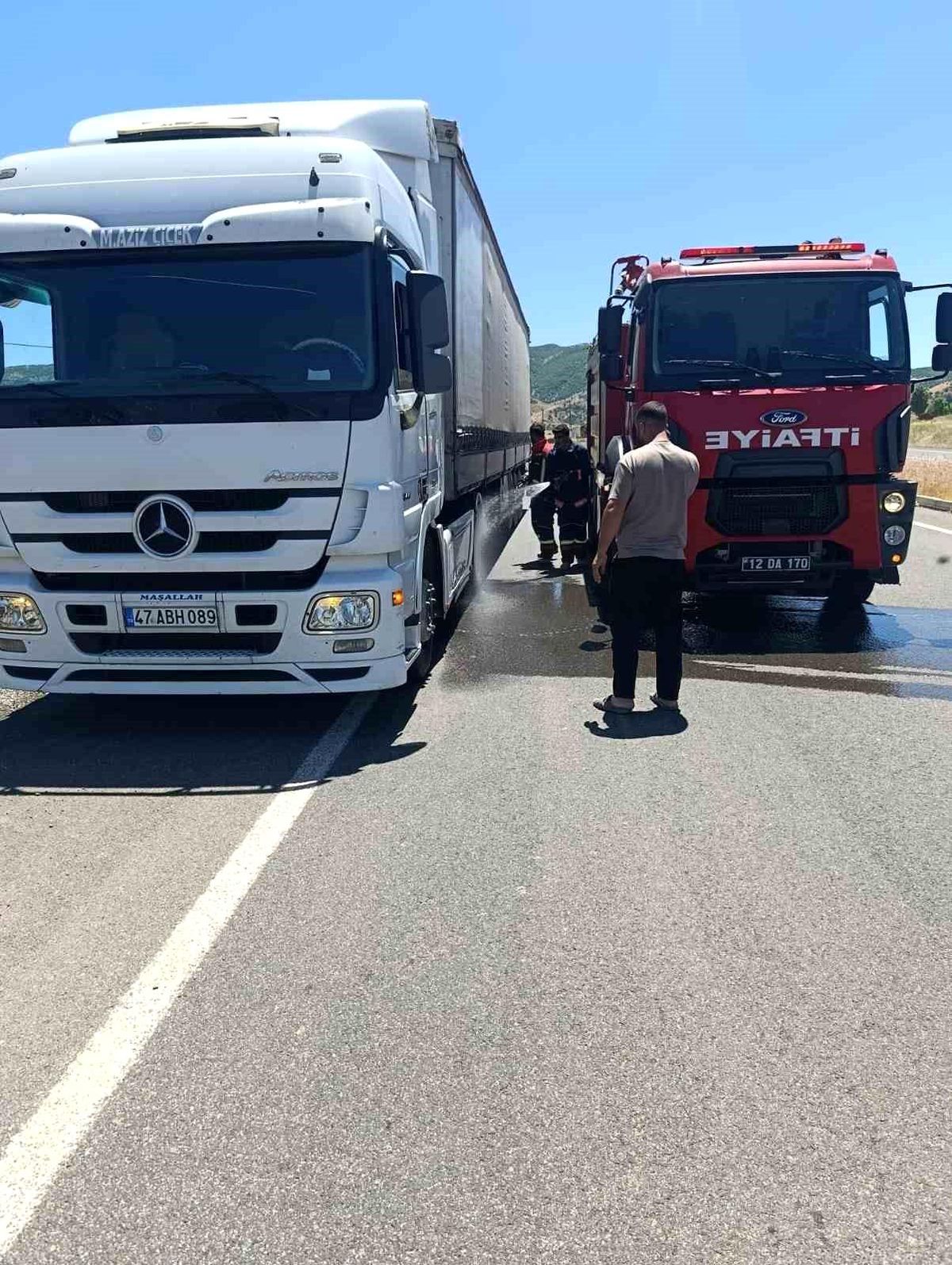 Seyir halindeki tırın lastikleri alev aldı