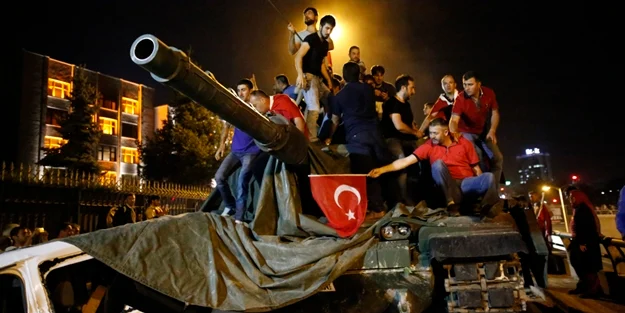 15 Temmuz Sağ-Sol Ezberinin Sonu: Siyasal Ayrımların Yeniden Tanımlandığı Bir Milat