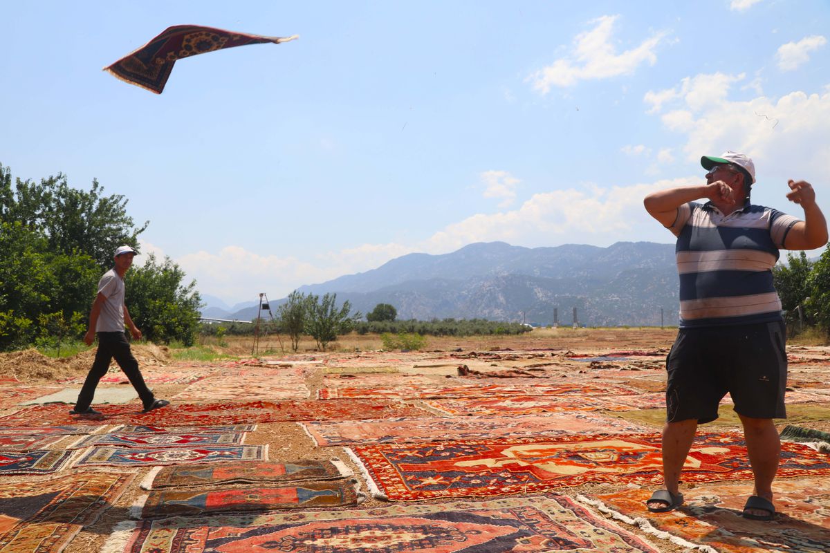 Eski halılar Antalya'nın güneşinde değer kazanıyor, 5 bin dolara alıcı buluyor