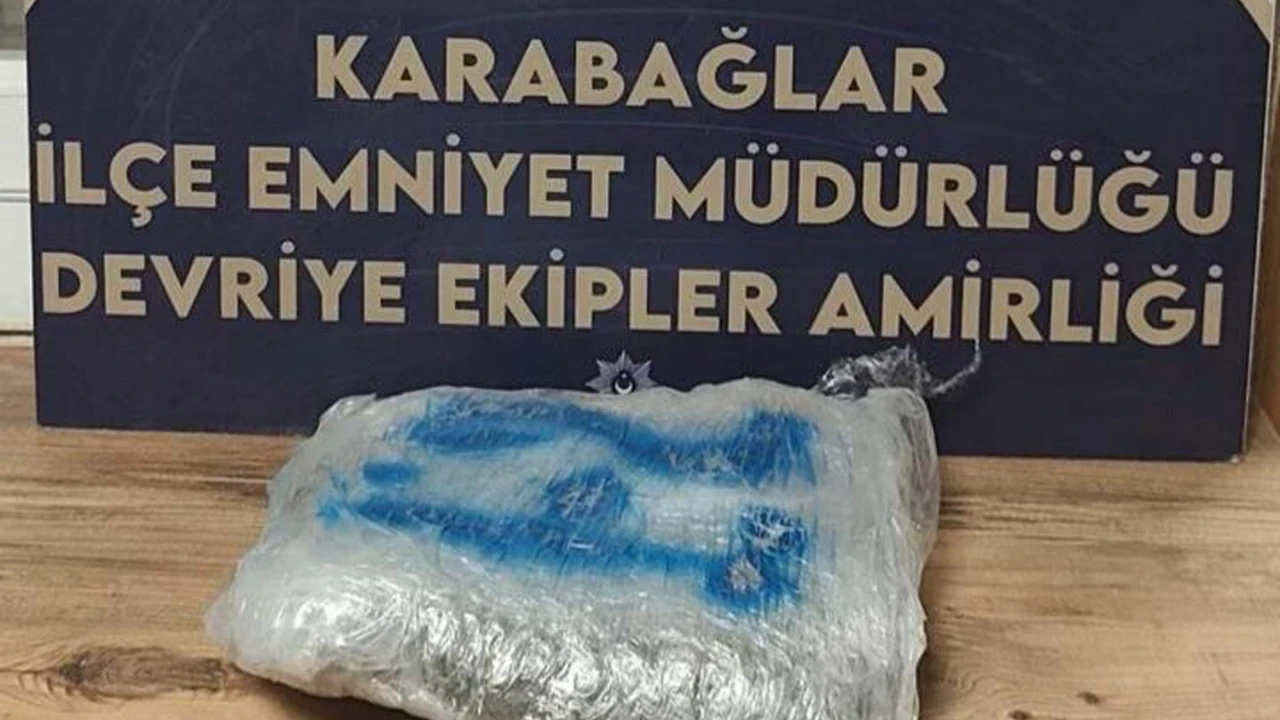 İzmir'de polisin durdurduğu motosikletten 1 kilo 200 gram esrar çıktı