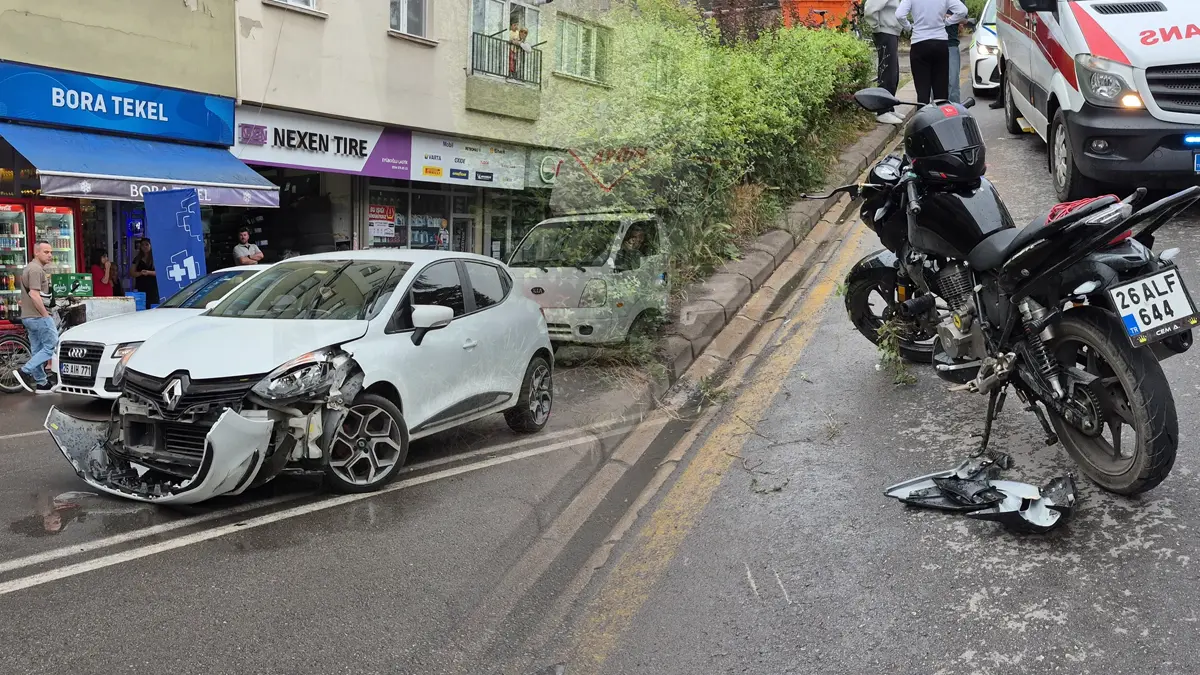 Caddede U dönüşü yapmaya çalıştı! Motosikletle çarpıştı: Yaralılar var