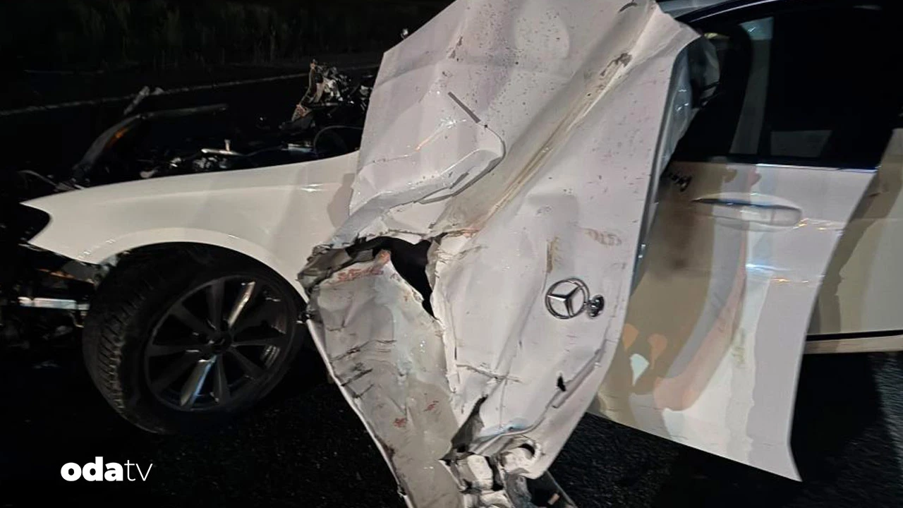 Traktöre çarpan Mercedes hurda oldu