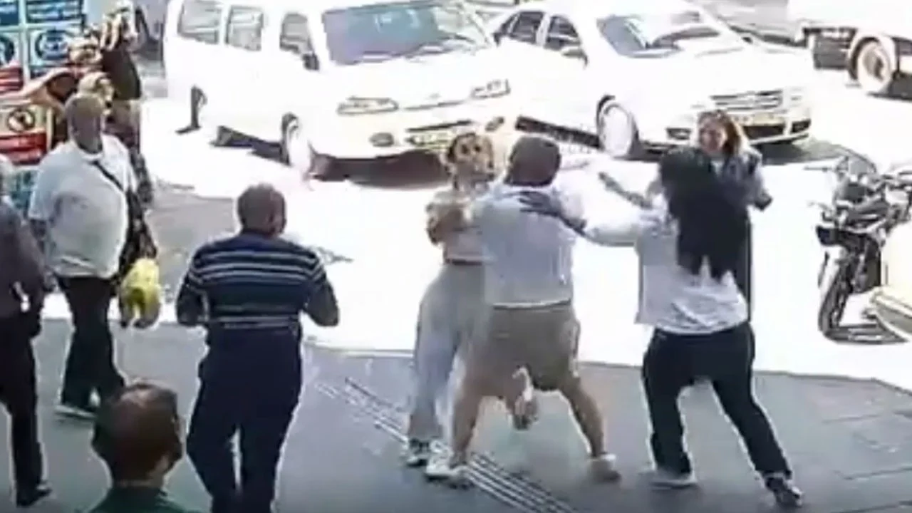 Kopan ayna ile kadın sürücüye vuran maganda canını zor kurtardı