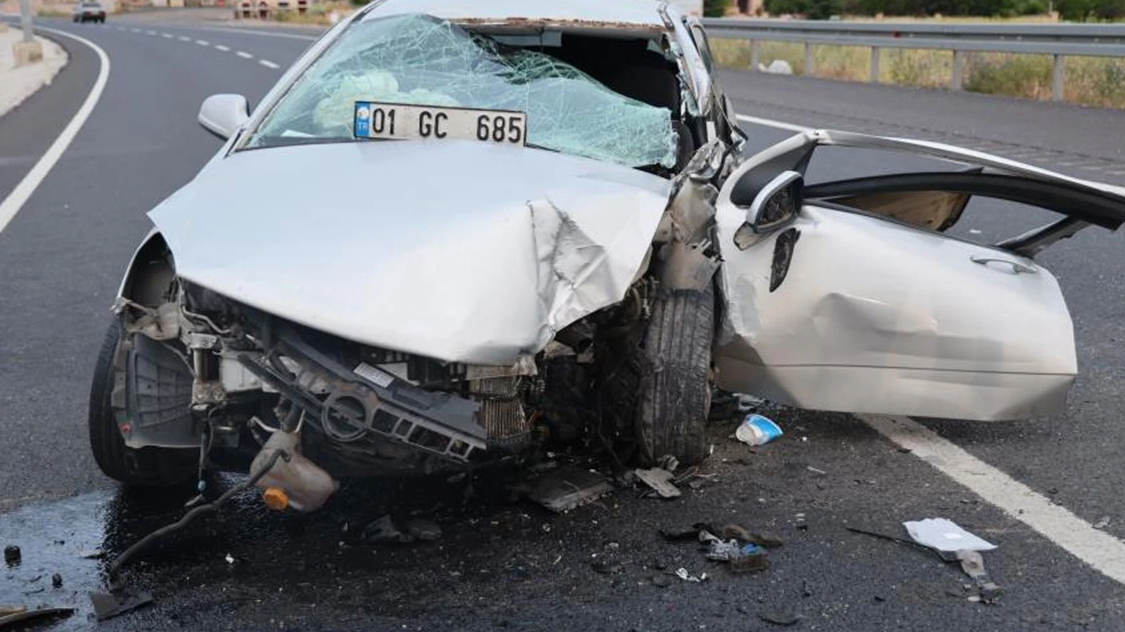 Nevşehir'de otomobil direğe çarptı: 1 çocuk ölü, 3 yaralı