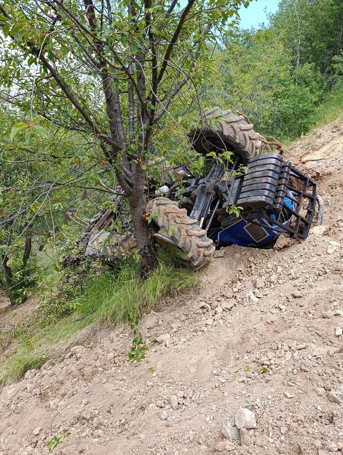 Çubuk'ta devrilen traktörün sürücüsü yaralandı