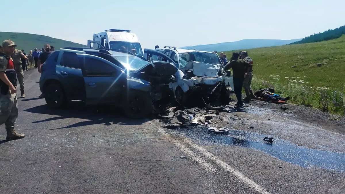 İki aracın çarpışması sonucu 3 kişi öldü, 3 kişi yaralandı