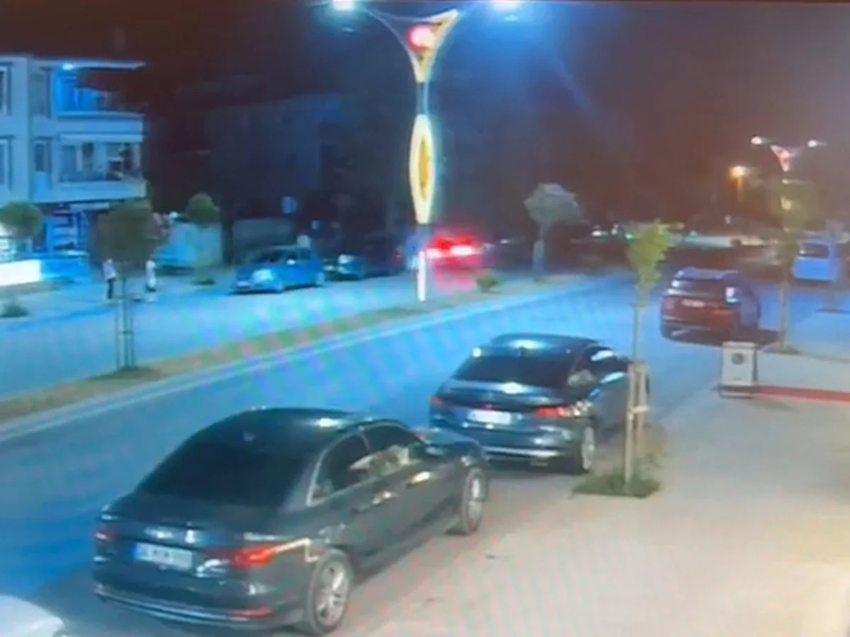Sakarya'da kontrolden çıkan otomobil park halindeki araçlara çarptı
