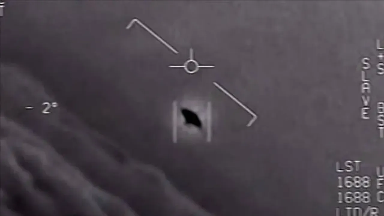 Pentagon'dan yeni UFO arşivi: Takip edilemeyecek kadar hızlı