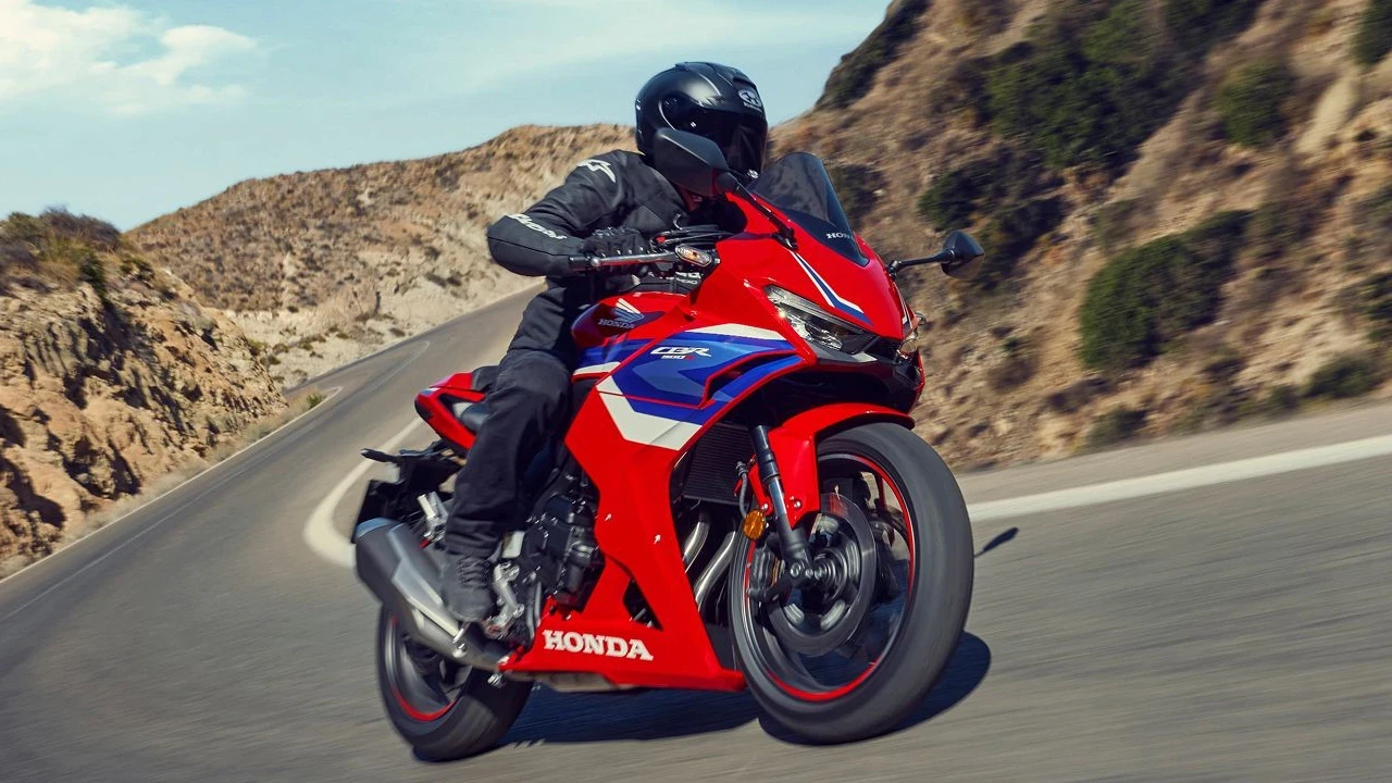 Sol elinizi unutun, sadece vitese dokunun: Honda elektronik debriyaj teknolojili yeni CBR500R'ı satışa sunuldu