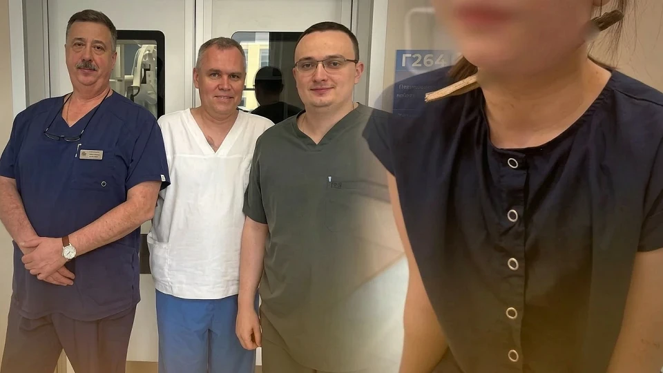 Rusya'da akılalmaz olay: Boynuna ağaç dalı saplanan küçük kız hayata tutundu