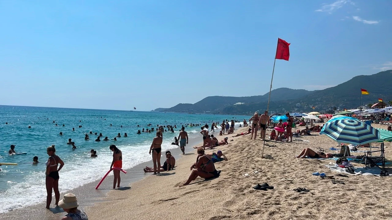 Alanya'da hava 32, deniz 26 dereceye ulaştı: Plajlar doldu taştı