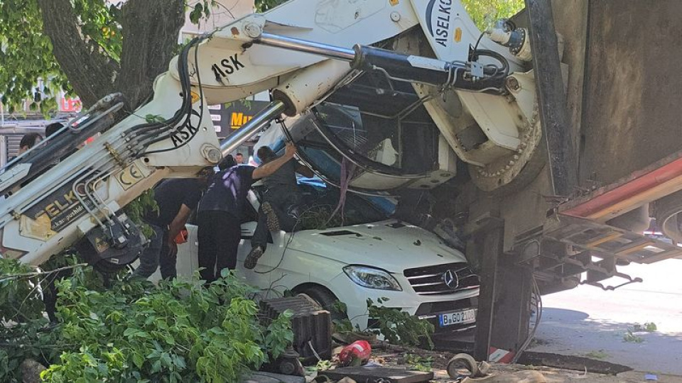 Dere temizliğinde köprü çökünce vinç, yanındaki otomobilin üzerine devrildi!
