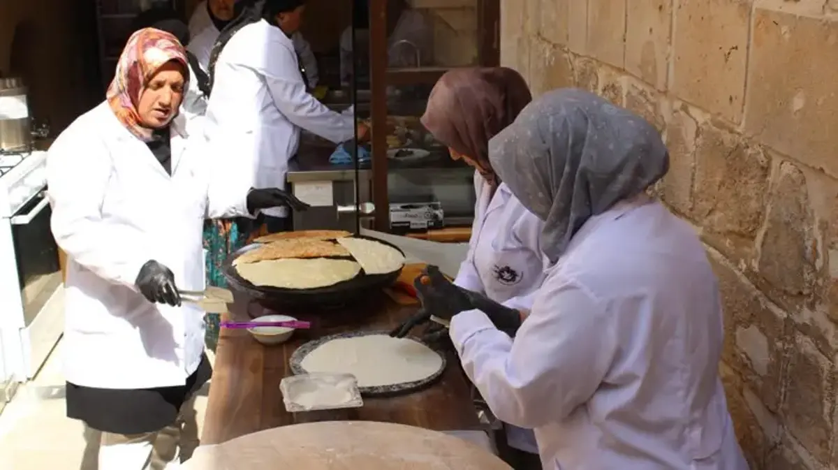 4 yıl önce kuruldu, yüzlerce kadına istihdam kapısı oldu! Ninelerinden kalan tarifleri kazanca dönüştürüyorlar