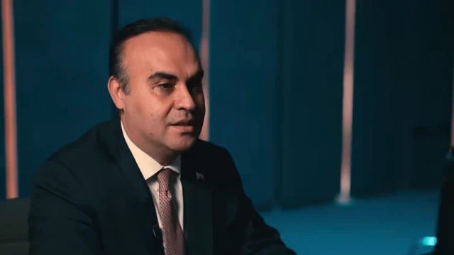 Türkiye’nin ilk milli yapay zekası "Bilge" sahneye çıktı: Bakan Kacır ile ilk diyaloğu dikkat çekti