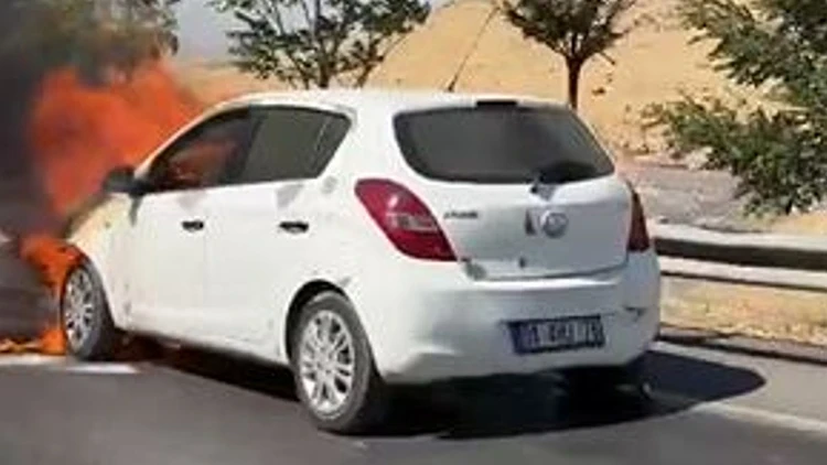 Mardin'de seyir halindeki otomobil alev aldı! Araç kullanılamaz hale geldi