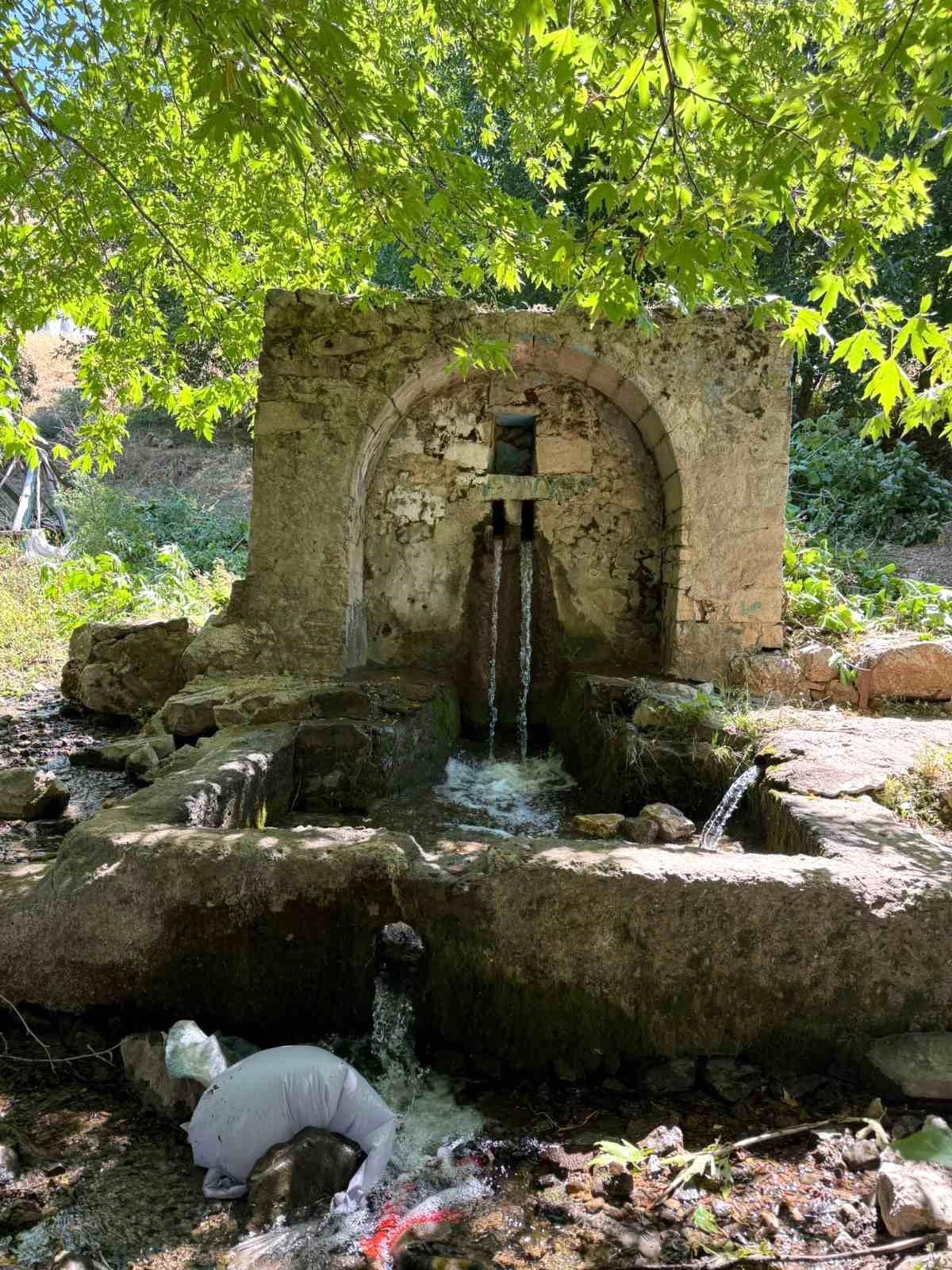 Diyarbakır'da tarihi çeşme harabeye döndü